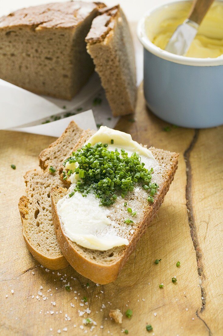 Frisches Brot mit Butter und Schnittlauch