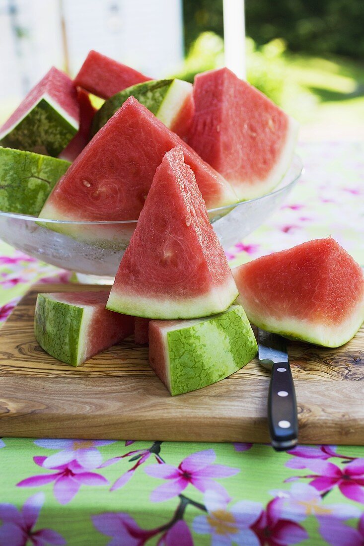 Many pieces of watermelon in a glass bowl