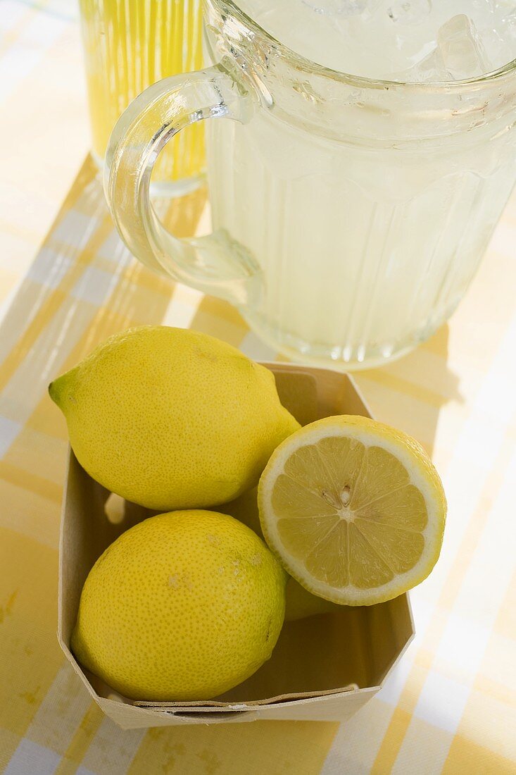 Ein Krug Zitronenlimonade & frische Zitronen