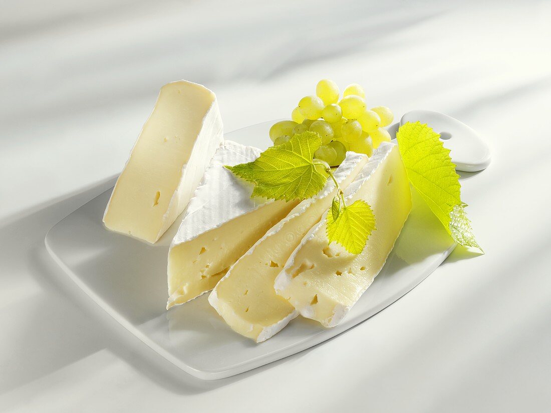 Brie, pieces and slices, with grapes