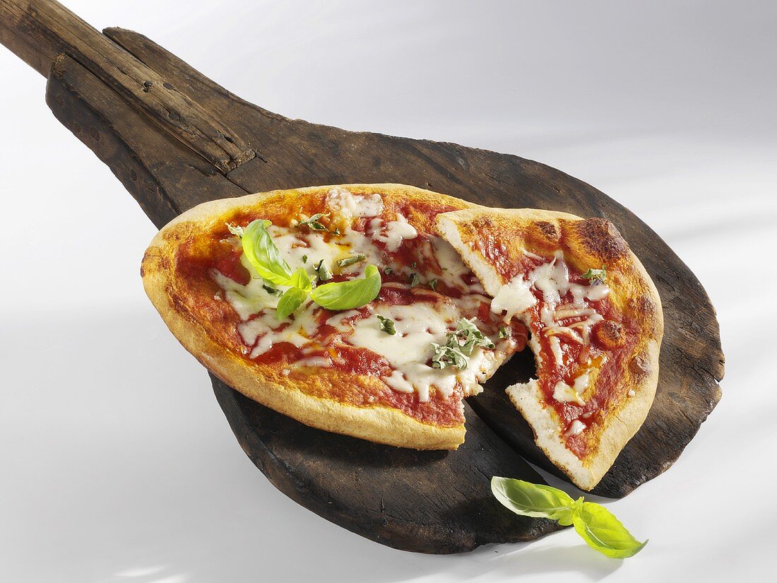 Pizza 'Margherita' mit frischem Basilikum