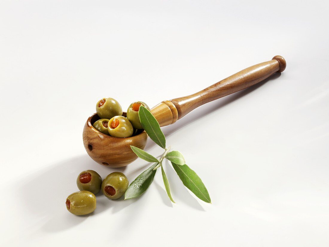 Grüne Oliven mit Paprika gefüllt