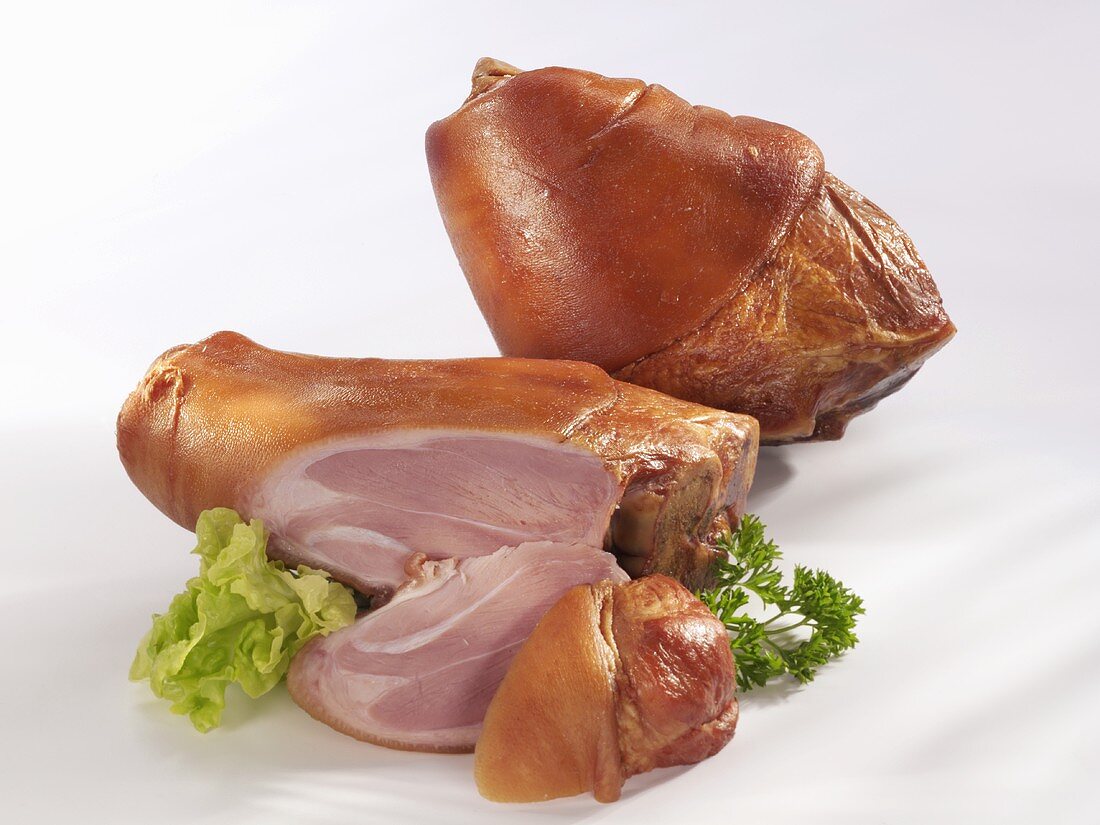 Zwei geräucherte Schweinshaxen