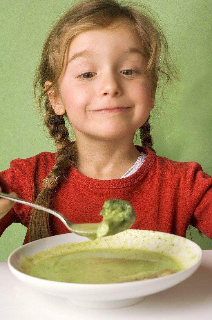 Mädchen isst Gemüsesuppe