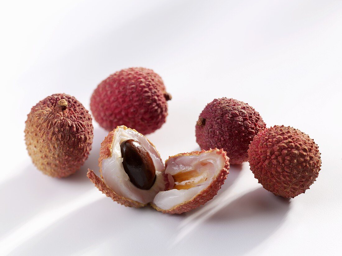 Lychees ganz und halbiert