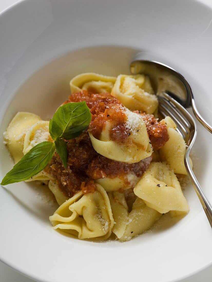 Tortellini mit Hackfleischsauce & geriebenem Parmesan