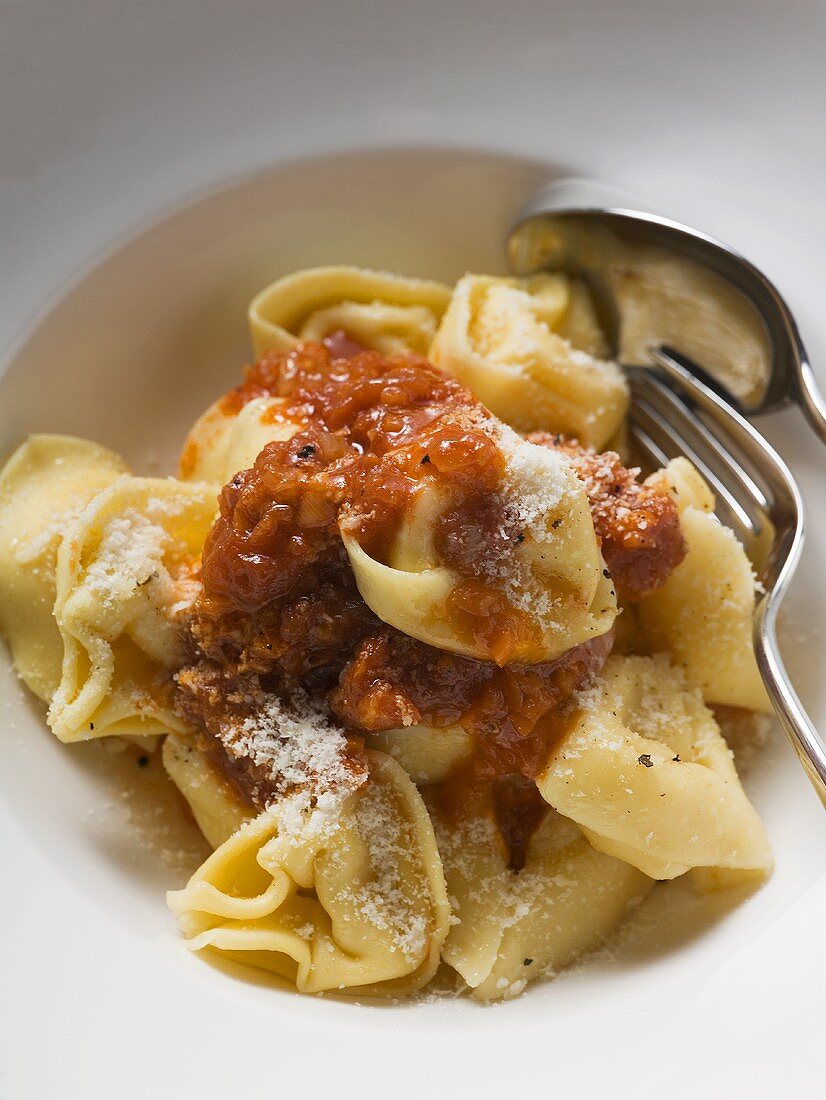 Tortellini mit Hackfleischsauce & Parmesan