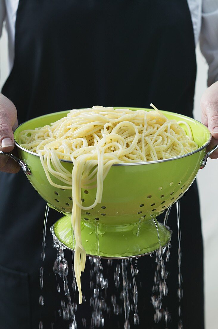 Freshly cooked spaghetti in a colander