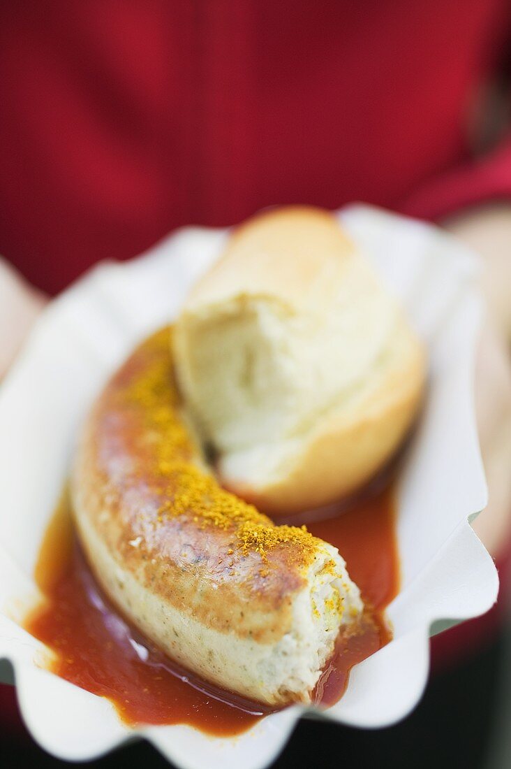 weiße Currywurst mit Brötchen