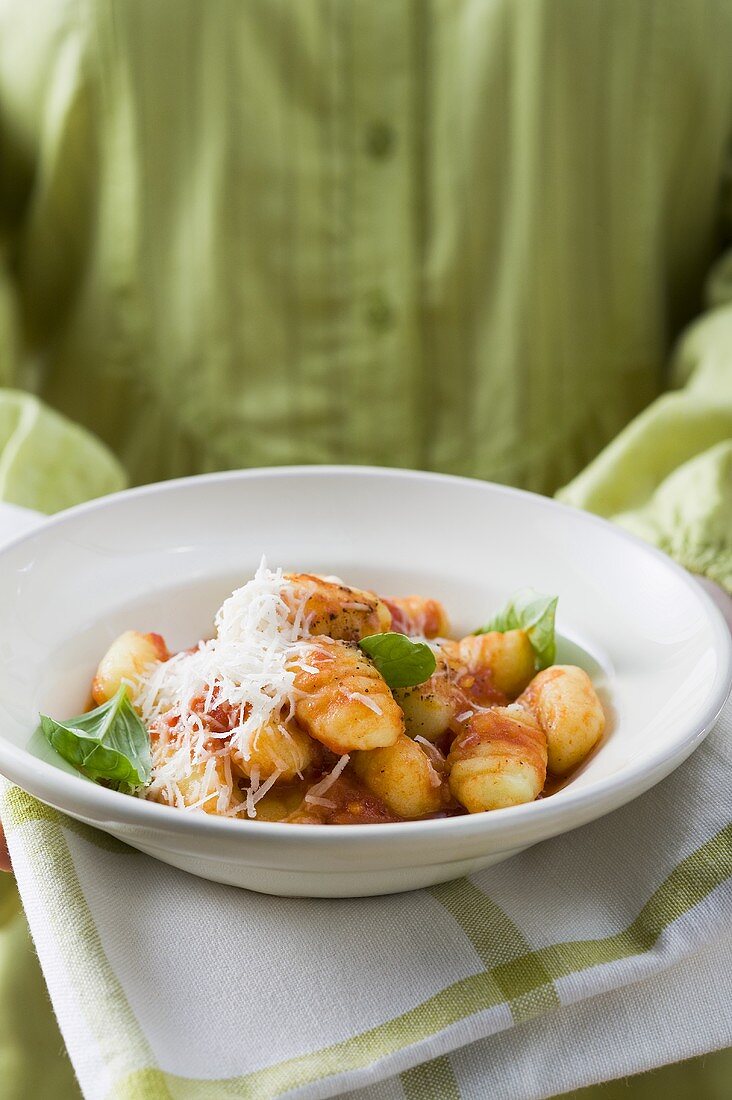 Gnocchi mit Tomatensauce, Basilikum & geriebenem Käse