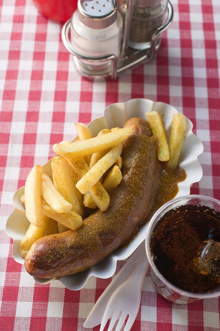 Currywurst mit Pommes & Cola