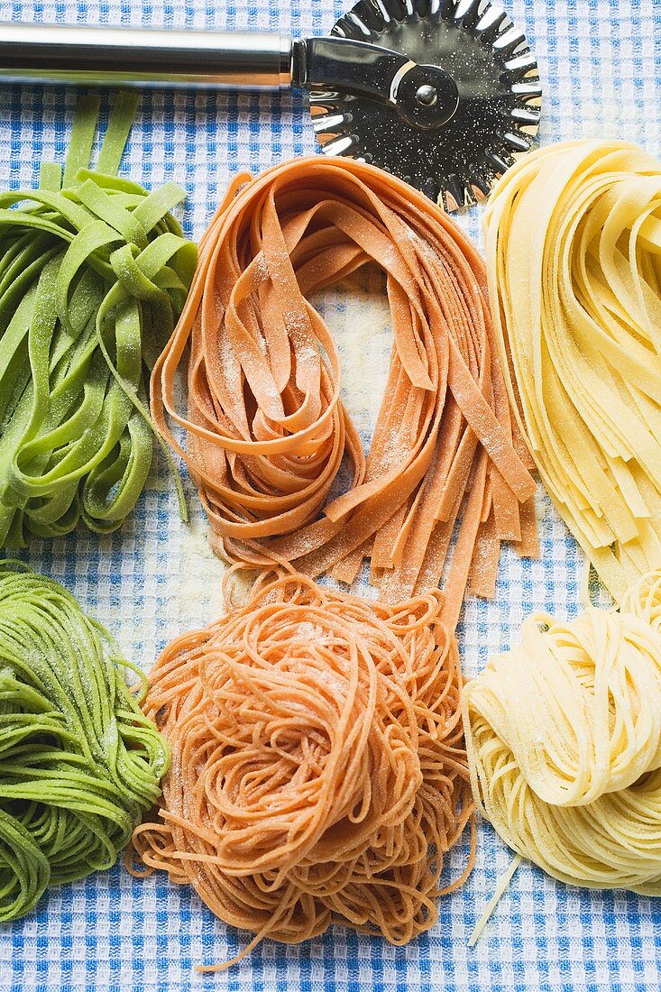 Bandnudeln und Spaghetti in drei Farben