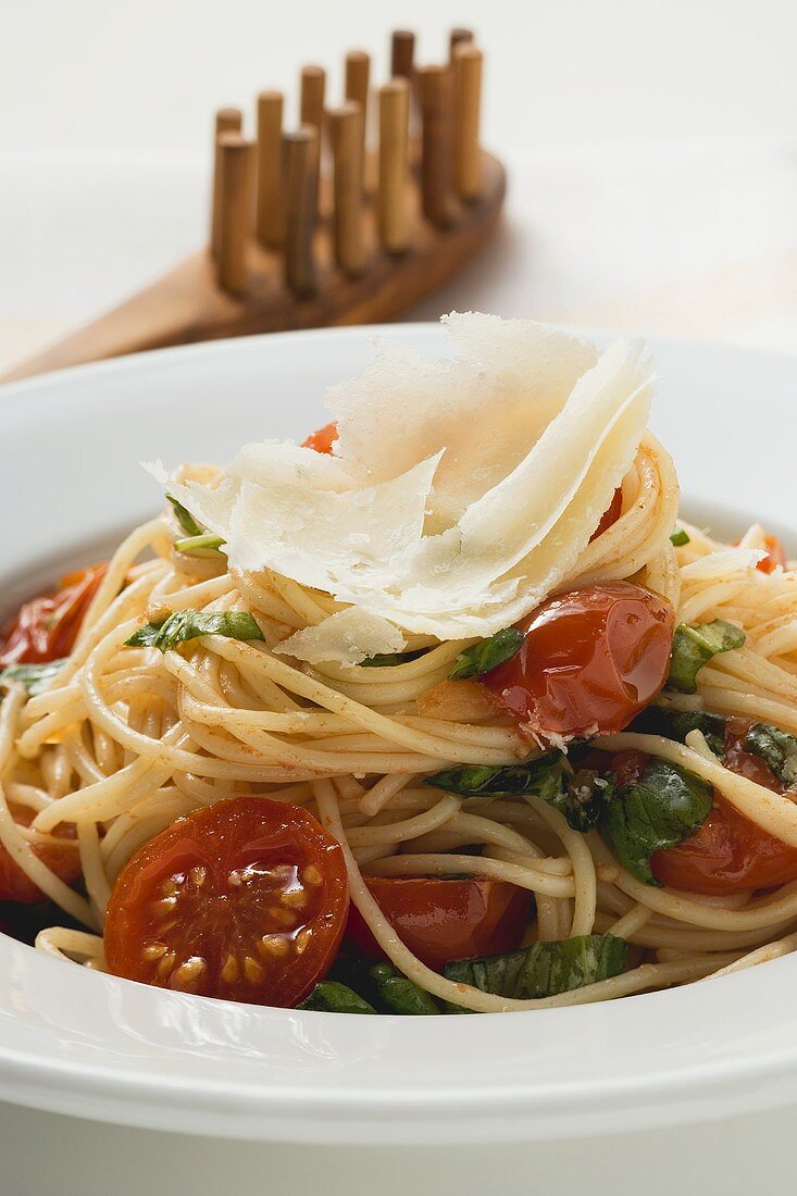 Spaghetti mit Tomaten, Basilikum und Parmesan
