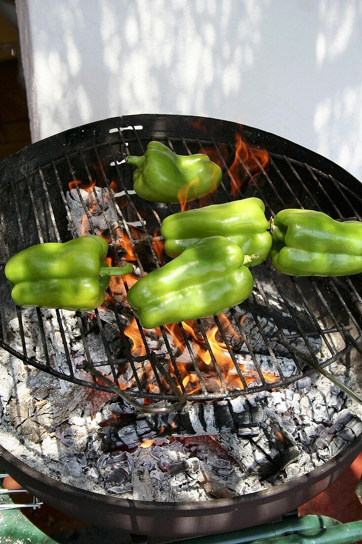 Grüne Paprikaschoten auf dem Grill