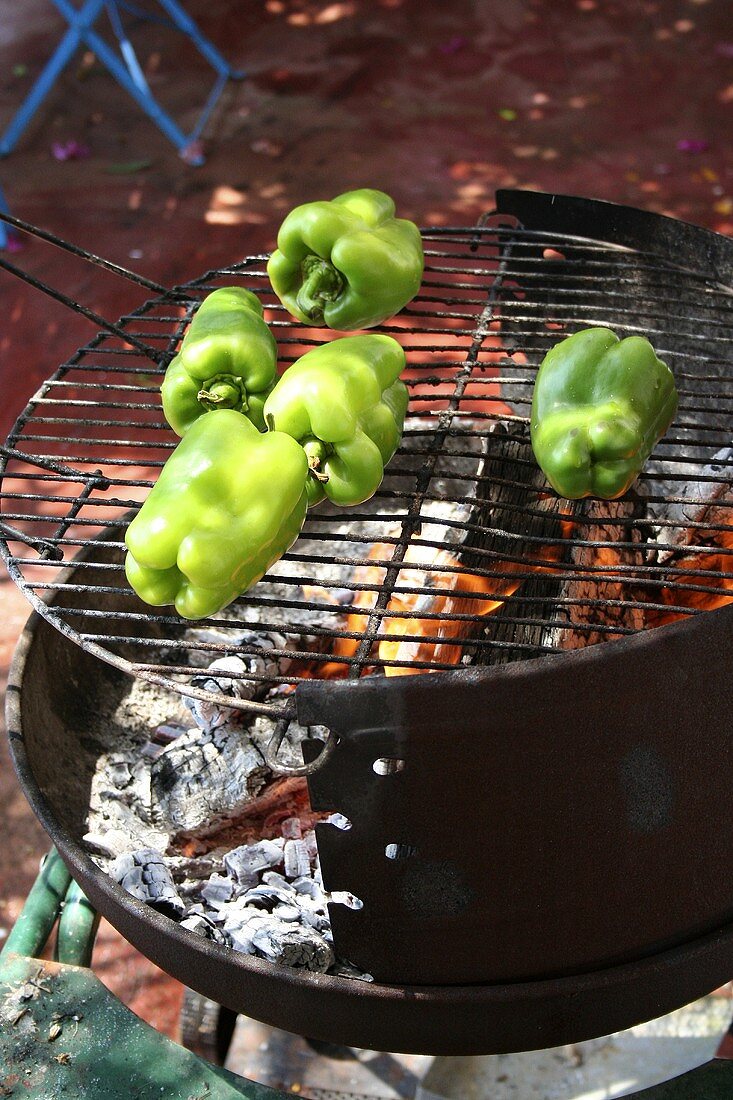 Grüne Paprikaschoten auf dem Grill