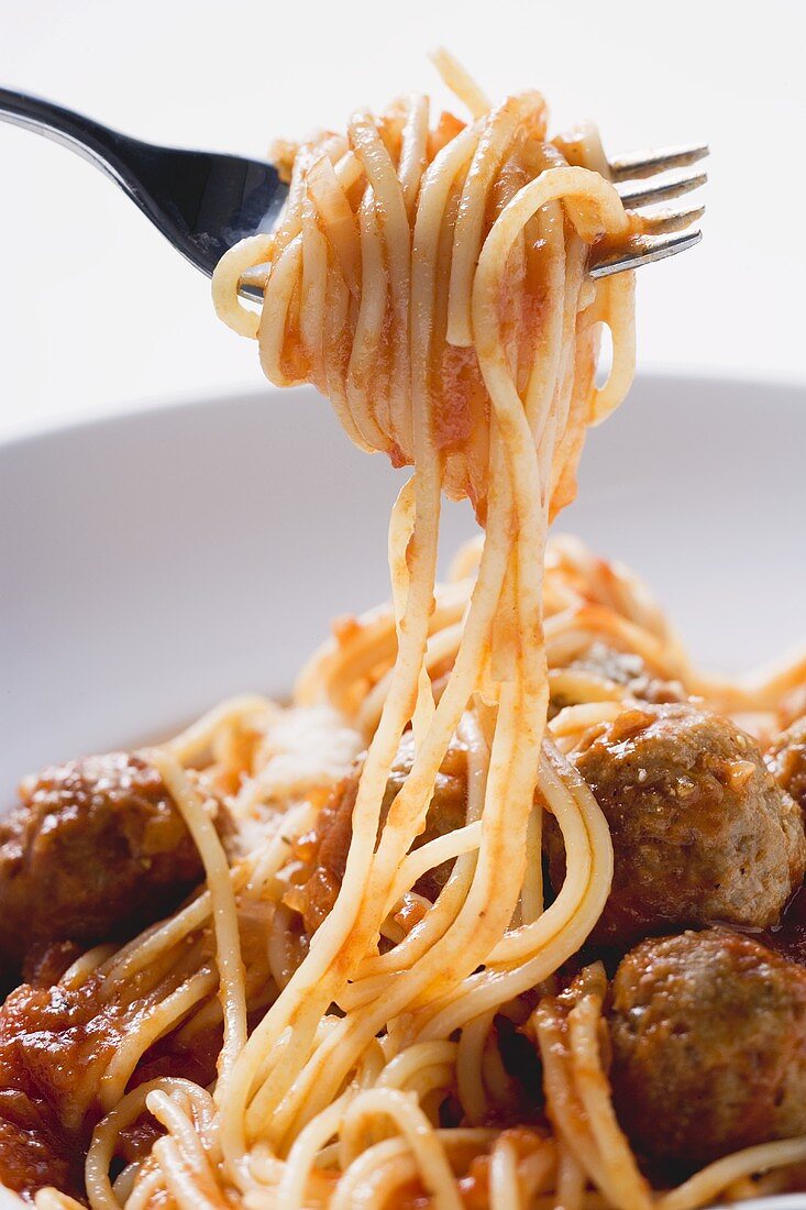 Spaghetti auf der Gabel mit Hackbällchen und Tomatensauce