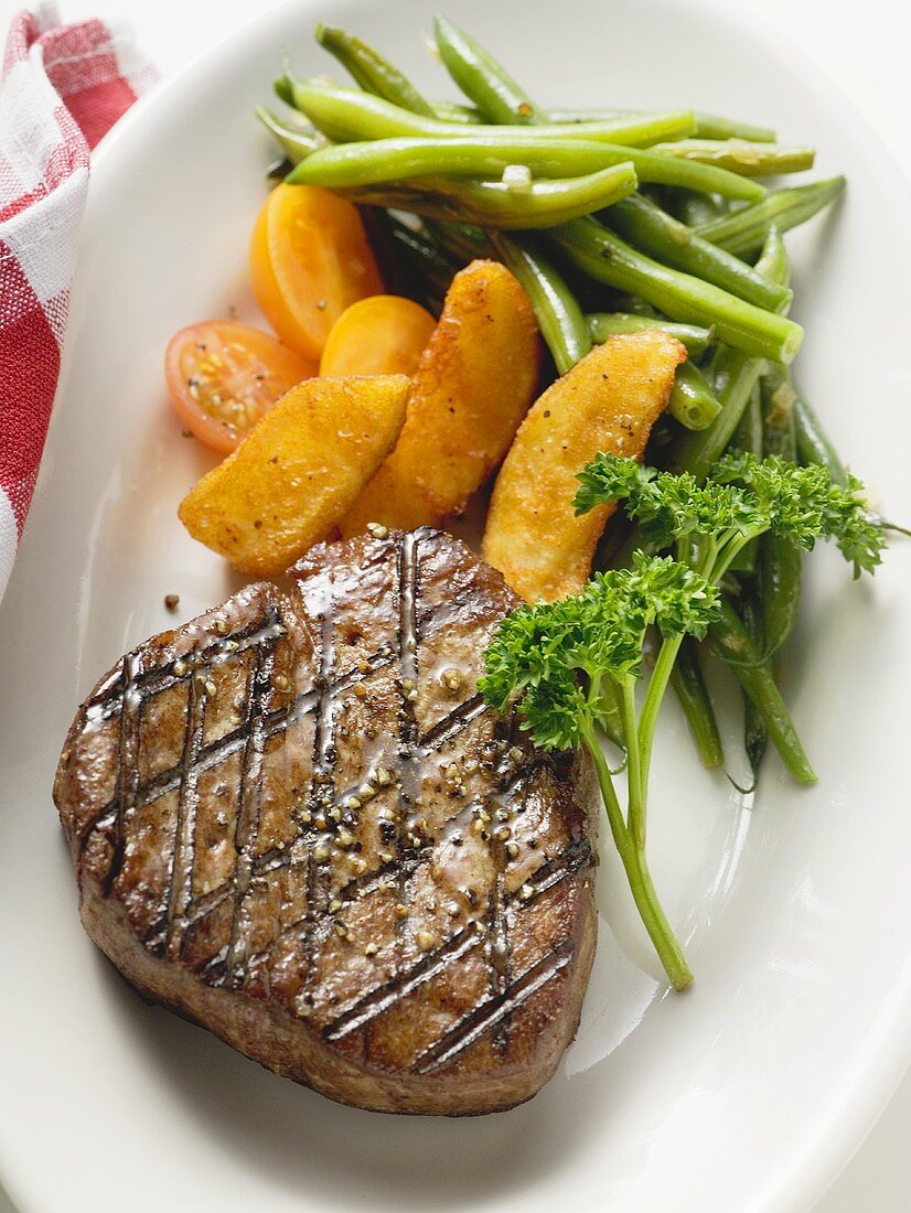 Gegrilltes Filetsteak mit Country potatoes und Bohnensalat