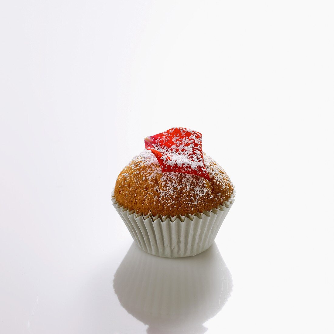 Mini-muffin with rose petal and icing sugar
