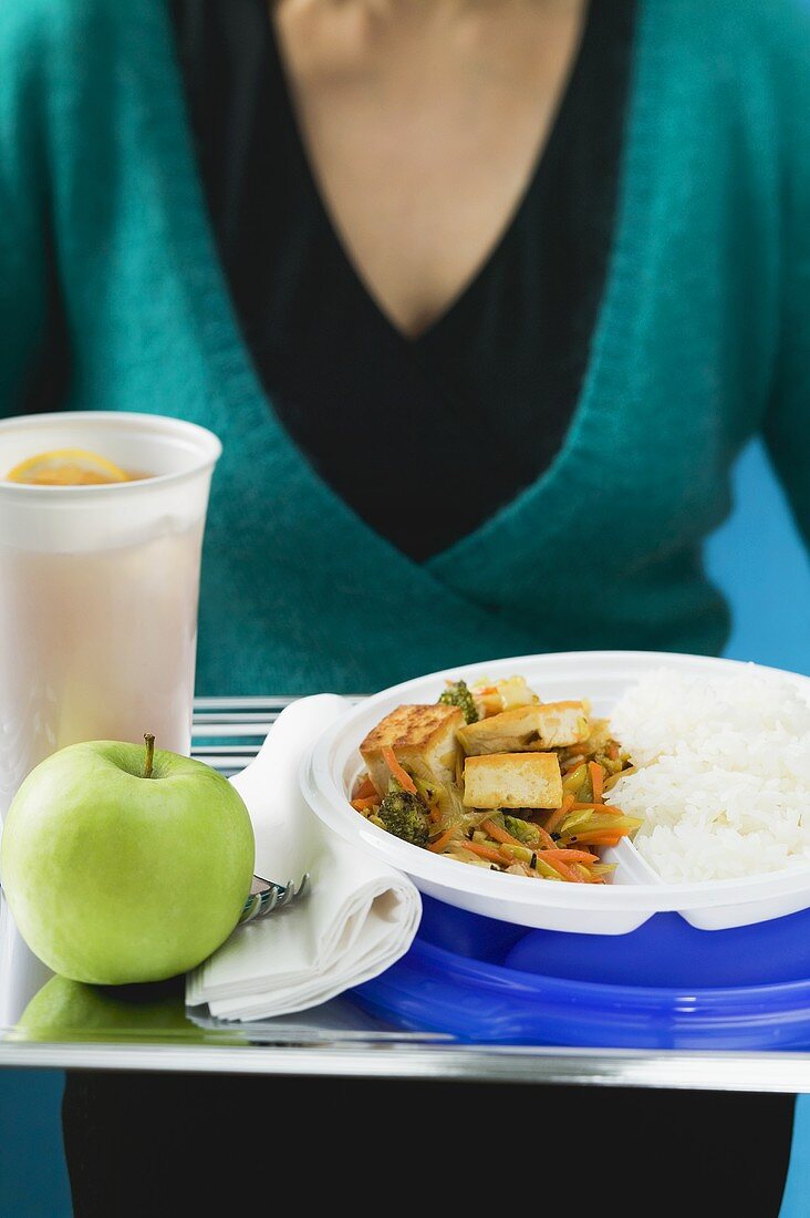 Wokgemüse mit gebratenem Tofu, Eistee & Apfel