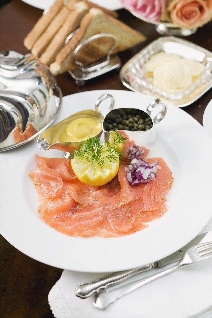 Räucherlachs mit Mayonnaise, Kapern und Toastecken