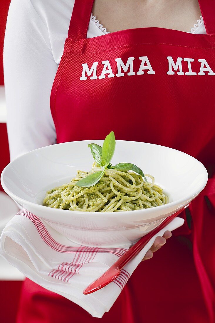 Spaghetti con pesto alla genovese (Spaghetti with pesto)