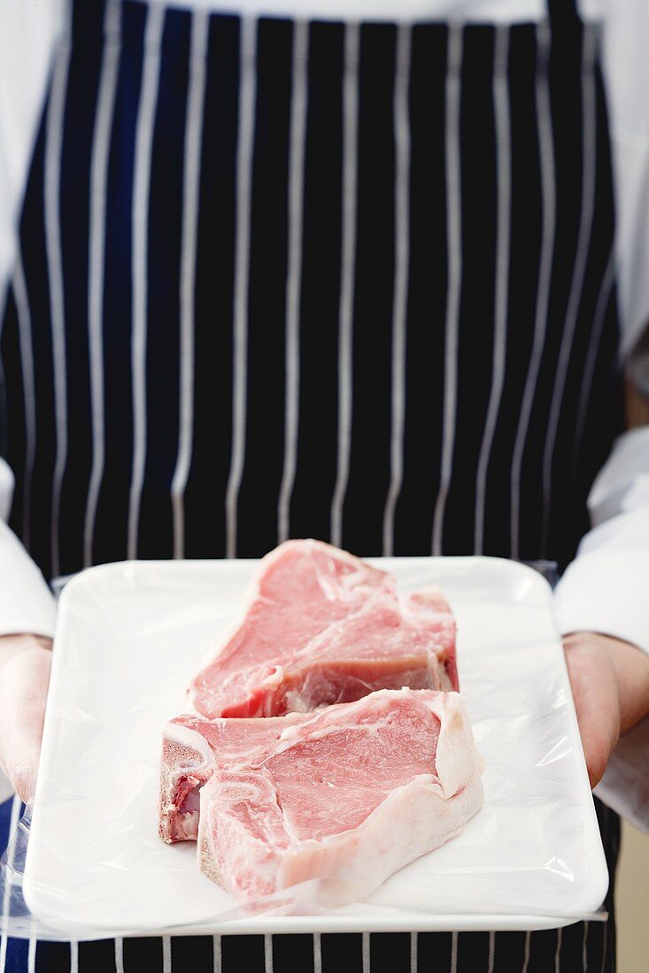 Zwei Schweinekoteletts auf einer Platte