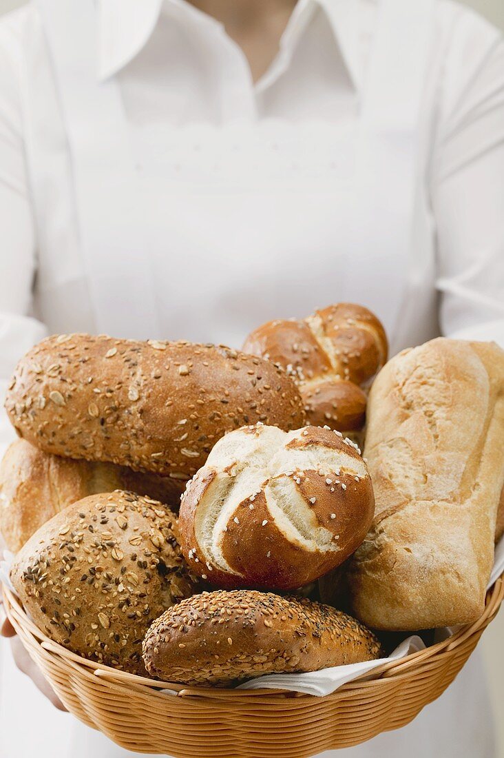 Verschiedene Brötchen im Korb