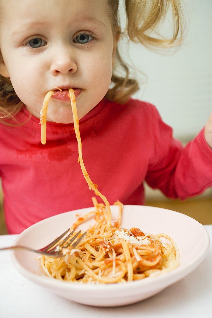 Kleine Mädchen isst Spaghetti