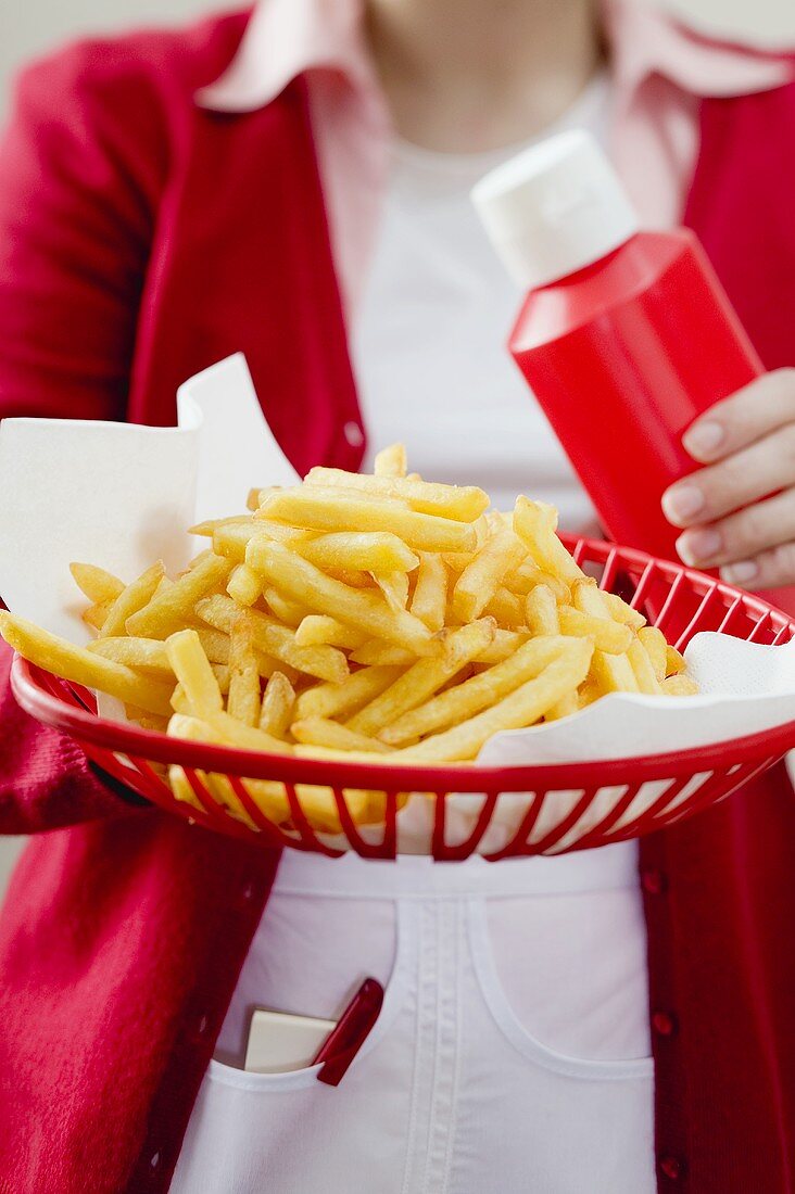 Pommes frites in einem Körbchen & Ketchup