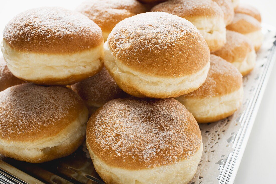 Frische Krapfen auf einer Silberplatte