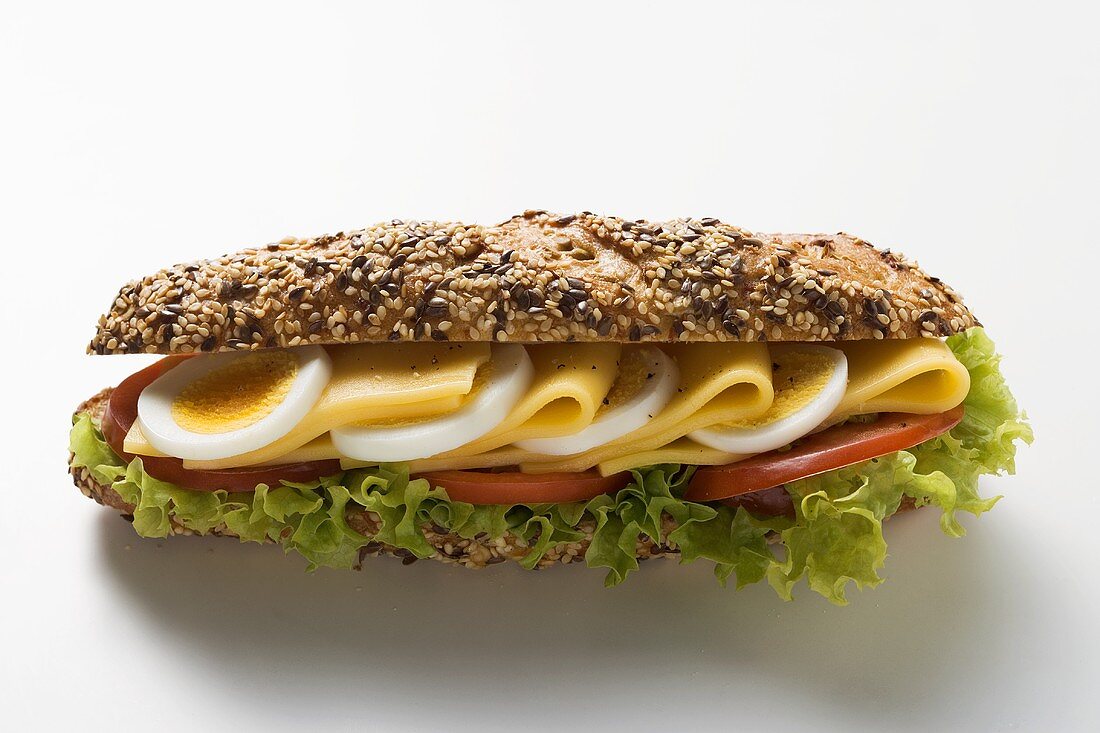 Käsesandwich mit Tomaten und Ei – Bilder kaufen – 944014 StockFood