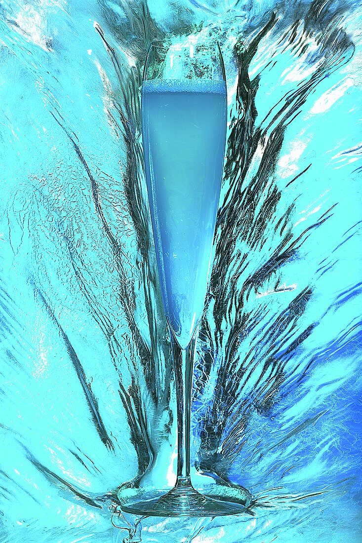 Blue Champagner von Eis umgeben