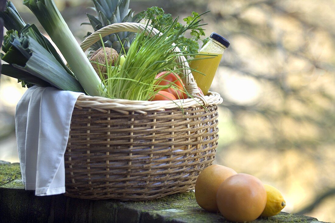 Einkaufskorb mit frischem Obst, Gemüse und Säften