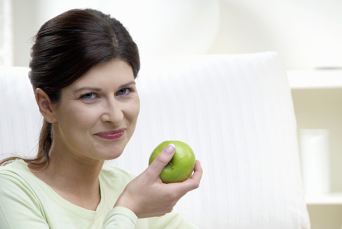 Woman holding an apple in her hand