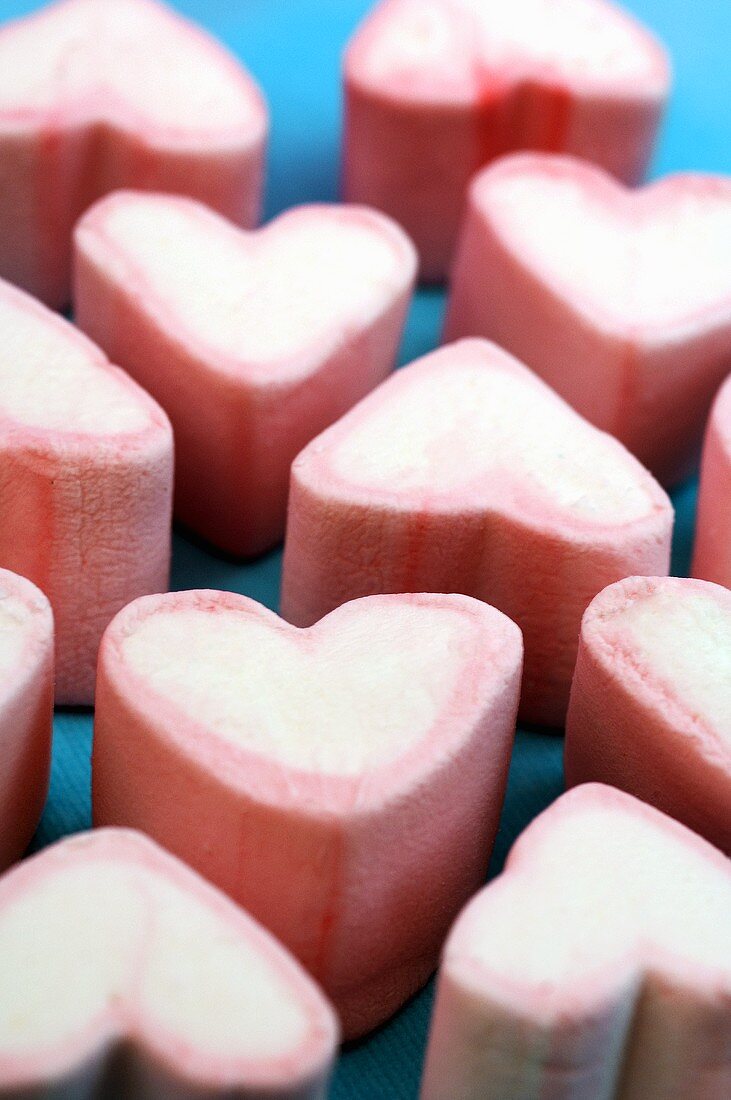 Rosa-weiss-farbene Marshmallow-Herzen