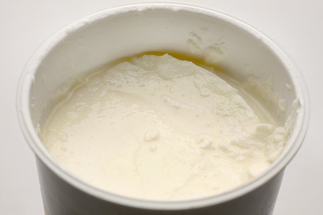 Schafmilch-Joghurt in einem offenen Becher
