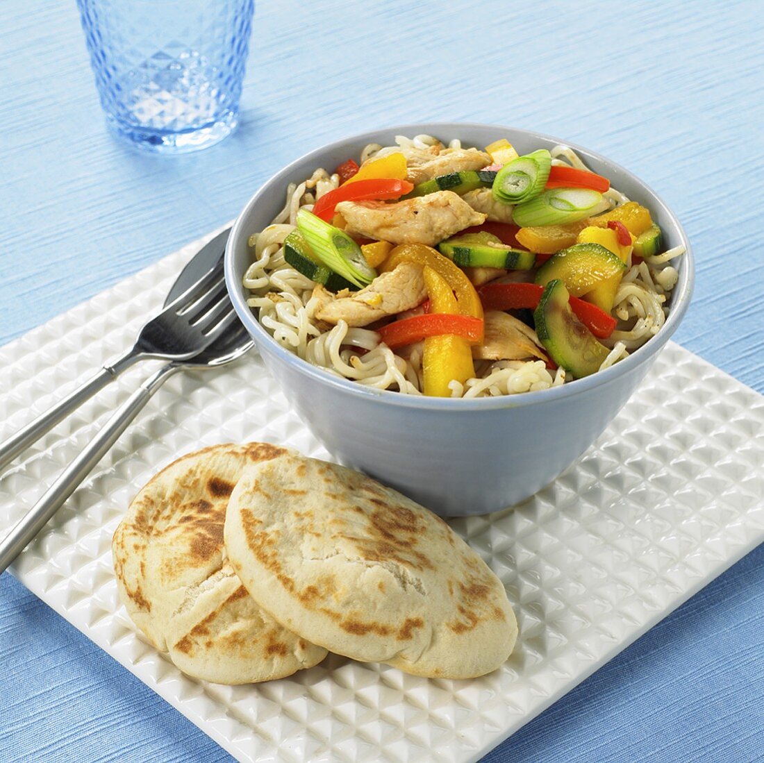 Noodles with chicken and vegetables