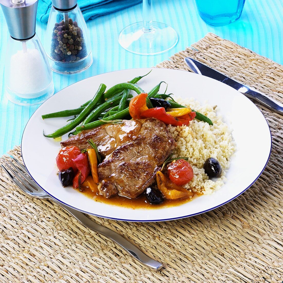 Schweinehalssteak mit Couscous und gebratenem Gemüse