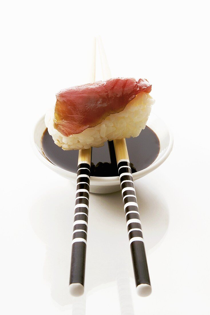 Nigiri-Sushi mit Thunfisch und Sojasauce