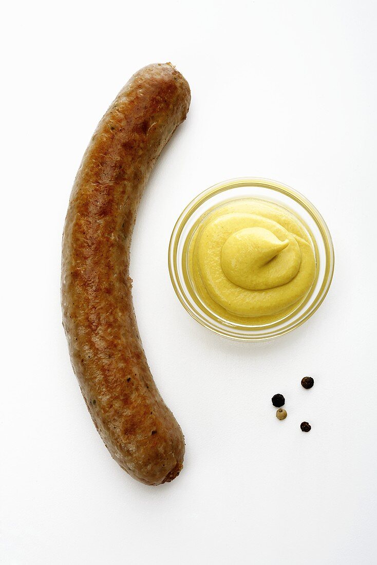 Eine Bratwurst mit Senf