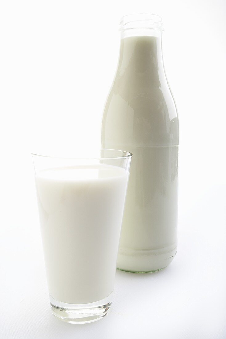 Milch im Glas und in der Flasche