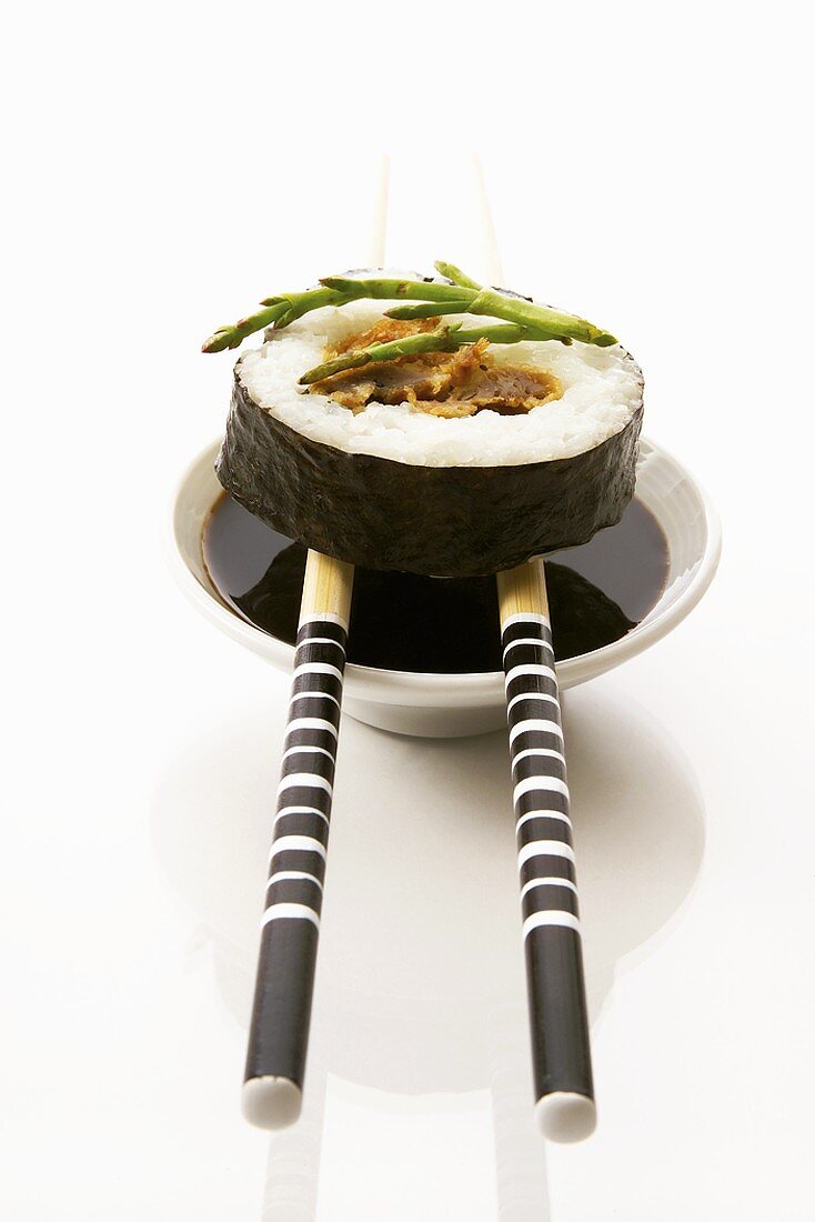 Maki-Sushi mit Sojasauce und Essstäbchen