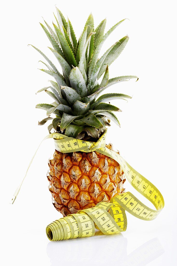 Eine Ananas mit Massband