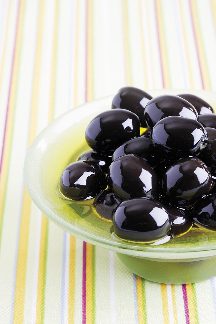 Schwarze Oliven in Öl