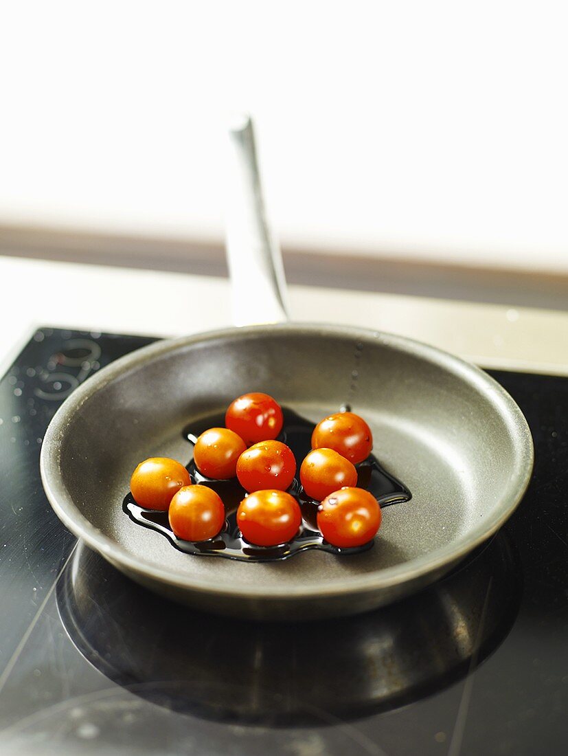 Gebratene Cocktailtomaten mit Balsamico in der Pfanne