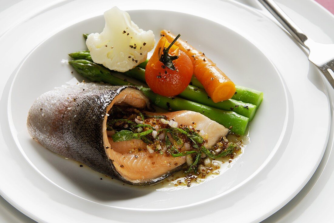 Gebratenes Forellenfilet mit Zitronenvinaigrette und Gemüse