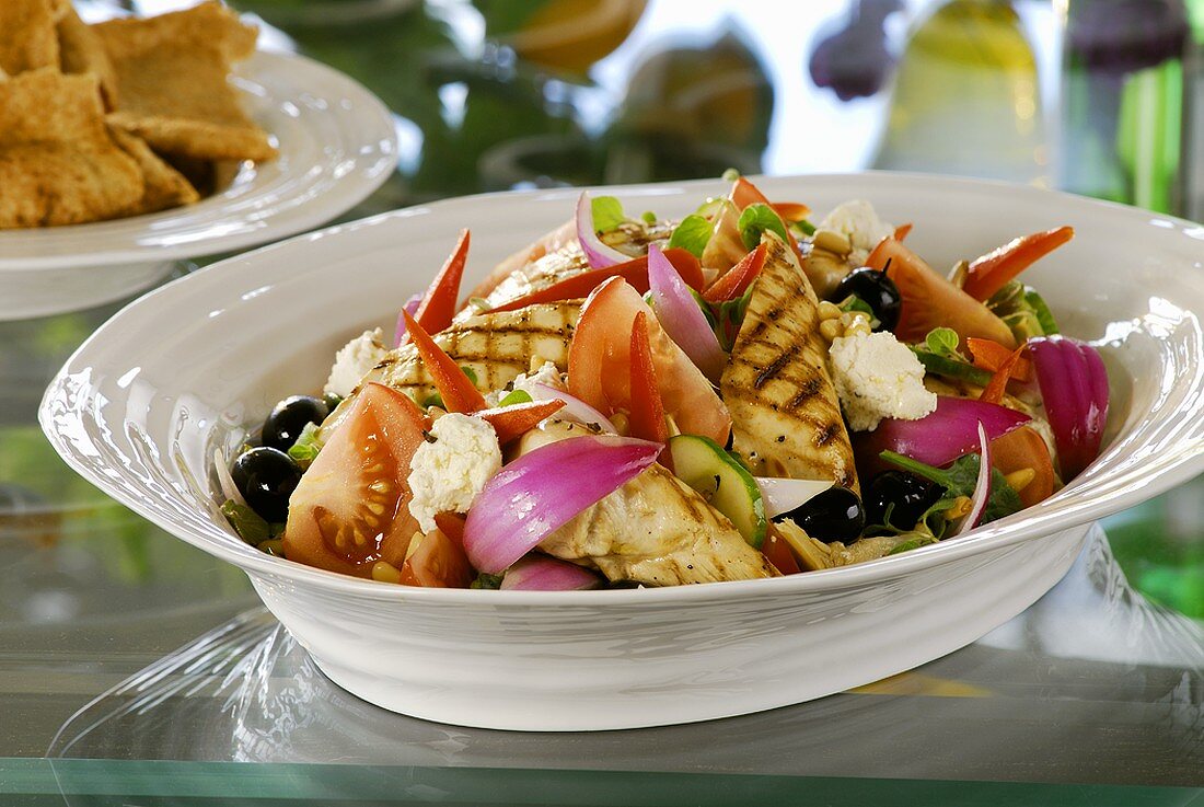 Griechischer Salat mit gegrillter Hähnchenbrust