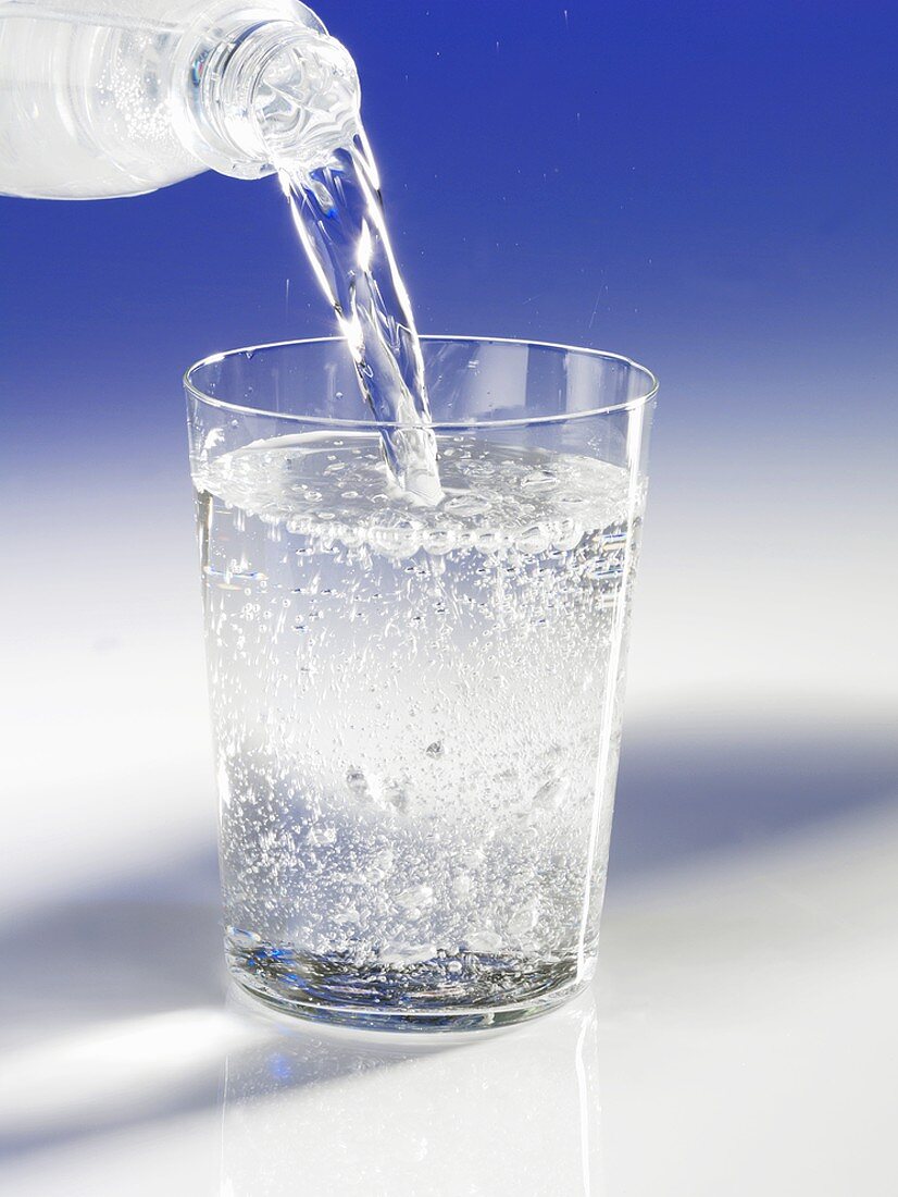 Mineralwasser eingiessen
