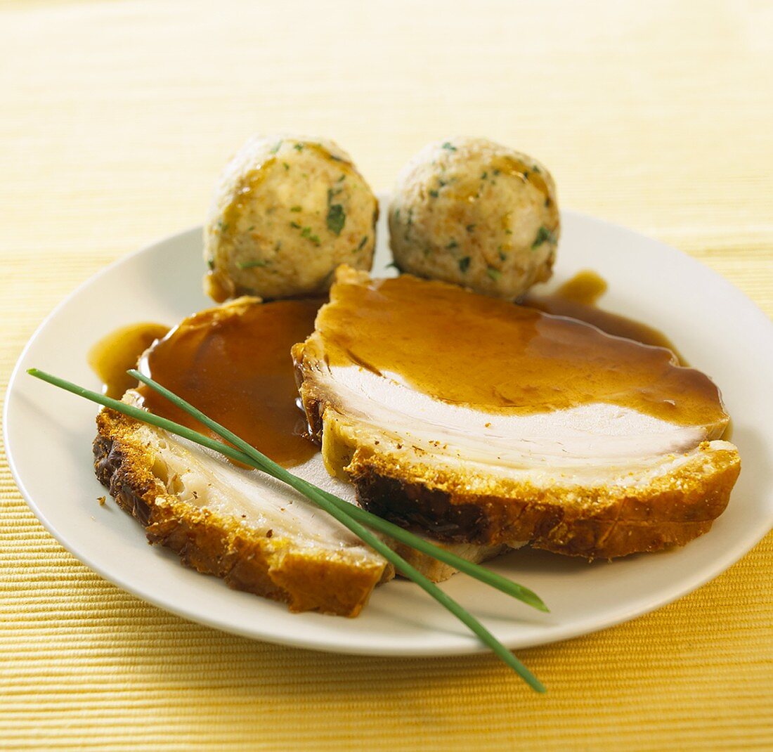 Schweinekrustenbraten mit Semmelknödel