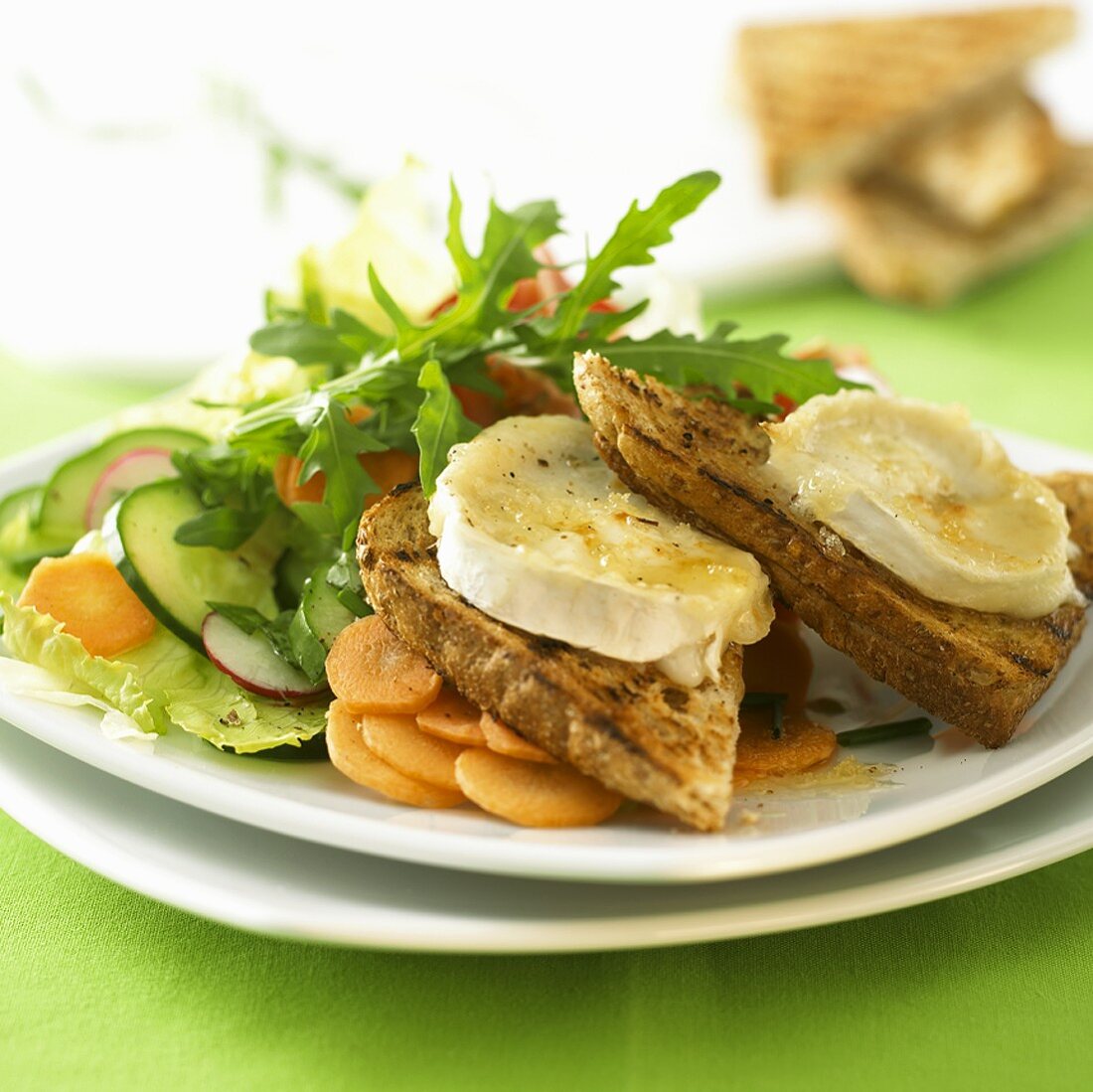 Sommersalat mit geröstetem Ziegenkäse-Brot